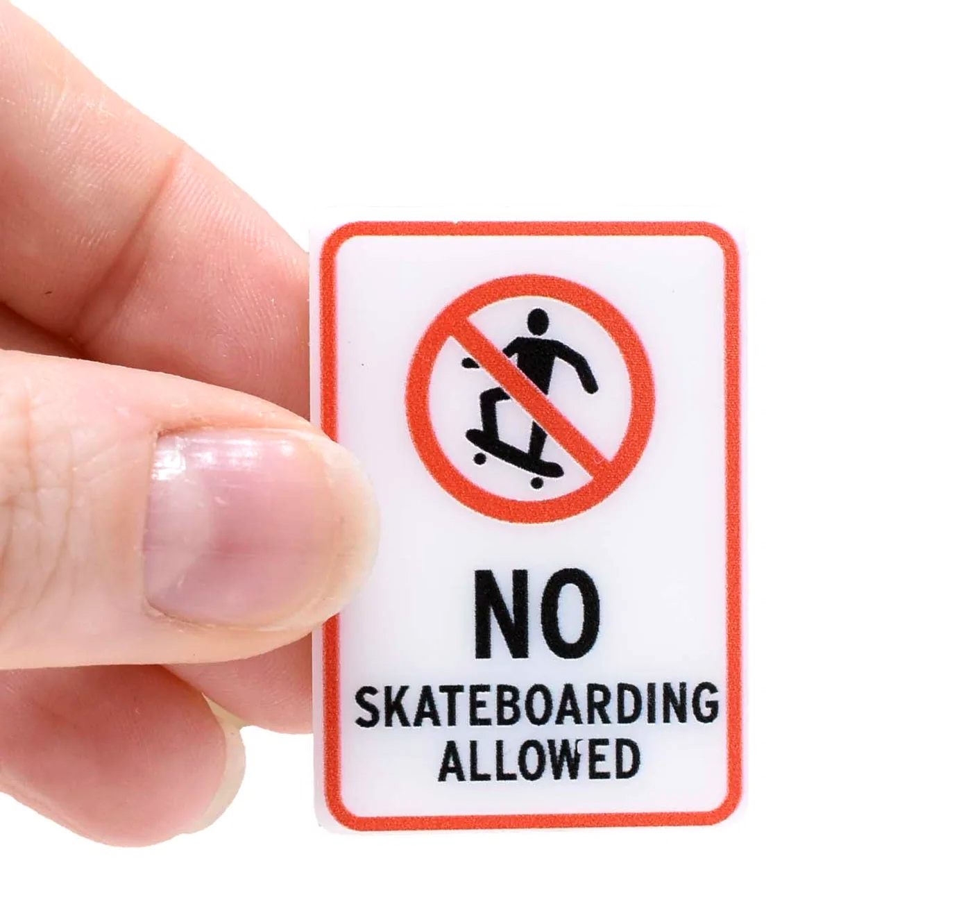 NO SKATEBOARDING SIGN